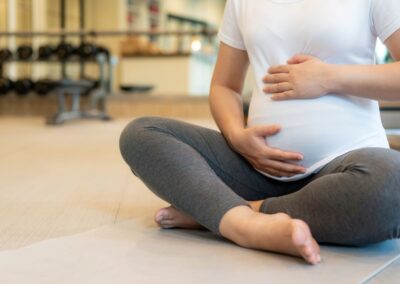 Schwangere Frau beim Entspannungstraining im Rahmen eines Geburtsvorbereitungskurses. Hypnobirthing und mentale Geburtsvorbereitung in Frankfurt, Oberursel oder Bad Homburg.