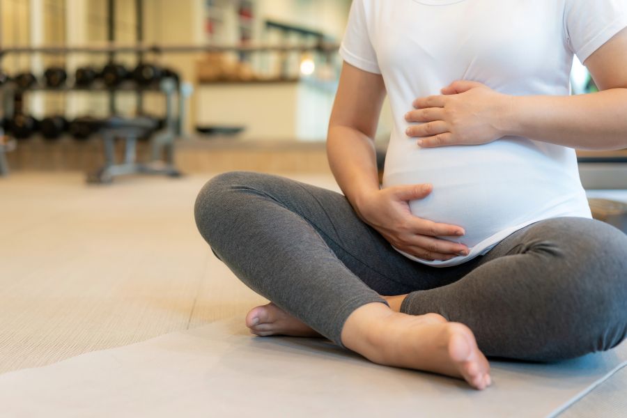 Schwangere Frau beim Entspannungstraining im Rahmen eines Geburtsvorbereitungskurses. Hypnobirthing und mentale Geburtsvorbereitung in Frankfurt, Oberursel oder Bad Homburg.
