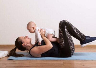 Rückbildungsyoga in Frankfurt – Mama trainiert mit ihrem Baby im Postnatal Yoga Kurs