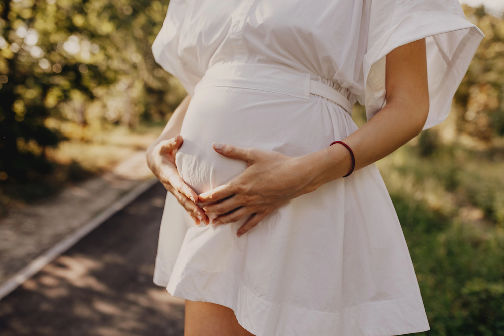 Schwangere Frau hält ihren Babybauch während einer individuellen Geburtsvorbereitung in Frankfurt